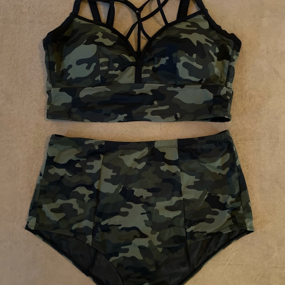 ❌SOLD❌Torrid Rare HTF Camo Strappy Swimsuit bikini set Size 2♥️